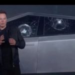 Τα παράθυρα του θωρακισμένου πρώτου Tesla Cybertruck θρυμματίστηκαν κατά τη διάρκεια επίδειξης