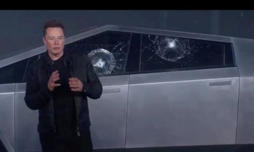 Τα παράθυρα του θωρακισμένου πρώτου Tesla Cybertruck  θρυμματίστηκαν κατά τη διάρκεια επίδειξης