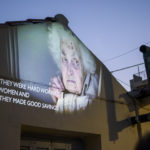 Οι απόγονοι των Μικρασιατών προσφύγων της Άνω Ελευσίνας πρωταγωνιστούν σε μια site-specific περιπατητική παράσταση