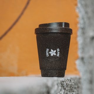 Επαναχρησιμοποιήσιμες κούπες υπάρχουν πολλές. Μόνο μία όμως είναι βραβευμένη και μυρίζει πάντα καφέ