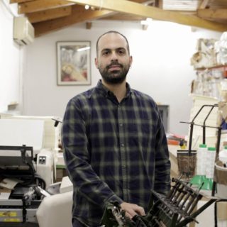 Ο Φοίβος Βλάχος, στα 30 του, επιστρέφει στο «πατρικό» κι ανασταίνει τις ιστορικές εκδόσεις «Κείμενα»