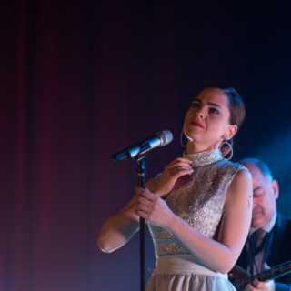 «Φαντασία»: 90s, παγιέτα και φτερά. Και η Ρένα Μόρφη ανάμεσα σε «παλιά» και «νέα μπουζούκια»…