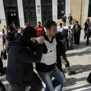 Προφυλακιστέοι κρίθηκαν οι δύο κατηγορούμενοι για συμμετοχή στην τρομοκρατική οργάνωση «Επαναστατική Αυτοάμυνα», επεισόδια σημειώνονται στην Ευελπίδων