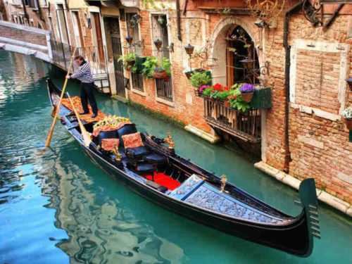 Βενετία: Οι γονδολιέρηδες γίνονται δύτες και βουτούν στο Μεγάλο Κανάλι για να μαζέψουν τους τόνους απορριμμάτων