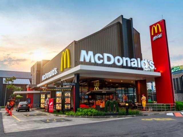Η McDonald’s αποπέμπει διευθύνοντα σύμβουλό της λόγω ερωτικής σχέσης με υπάλληλο