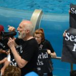 Ο Τζέιμς Γκρόμγουελ συνελήφθη σε διαδήλωση της PETA στο Τέξας