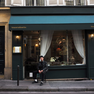 «Αδελφός»: Το ελληνικό εστιατόριο που σερβίρει γεμιστά στο Παρίσι και στο μενού του θυμάται έναν στίχο του Τάκι Τσαν