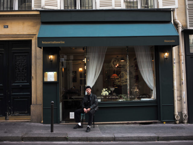 «Αδελφός»: Το ελληνικό εστιατόριο που σερβίρει γεμιστά στο Παρίσι και στο μενού του θυμάται έναν στίχο του Τάκι Τσαν