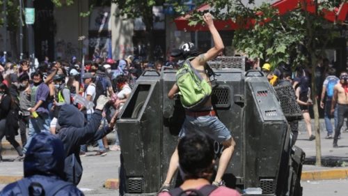 Συνεχίζονται οι μαζικές διαδηλώσεις στη Χιλή