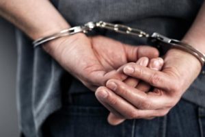 Στη φυλακή ο 44χρονος που προσπάθησε να πνίξει με κορδόνια τη σύντροφό του