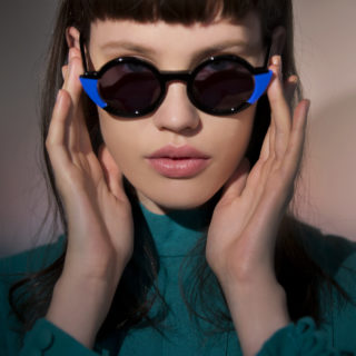 Με έμπνευση από τα ’70s, ο Γιάννης Τσεκλένης σχεδιάζει γυαλιά ηλίου για την Urban Owl και το αποτέλεσμα είναι εντυπωσιακό