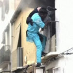 Μετανάστης – ήρωας: Σκαρφάλωσε στον δεύτερο όροφο και έσωσε κατάκοιτο άνδρα από φλεγόμενο διαμέρισμα