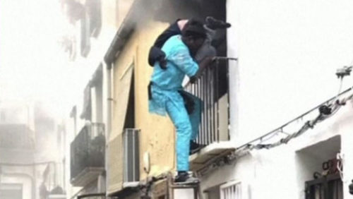 Μετανάστης – ήρωας: Σκαρφάλωσε στον δεύτερο όροφο και έσωσε κατάκοιτο άνδρα από φλεγόμενο διαμέρισμα