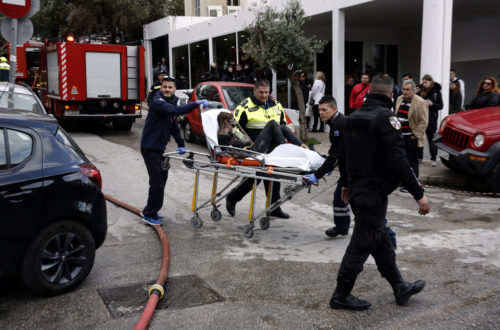Στο νοσοκομείο τρία άτομα με σοβαρά αναπνευστικά προβλήματα από την πυρκαγιά σε ξενοδοχείο στη Συγγρού
