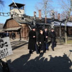 Η Άγγελα Μέρκελ επισκέπτεται το στρατόπεδο Άουσβιτς-Μπίρκενάου