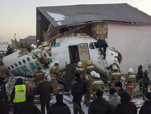 Αεροσκάφος Fokker-100 της Bek Air με 100 επιβαίνοντες συνετρίβη σε διώροφο κτίριο λίγο μετά την απογείωσή του στο Καζακστάν
