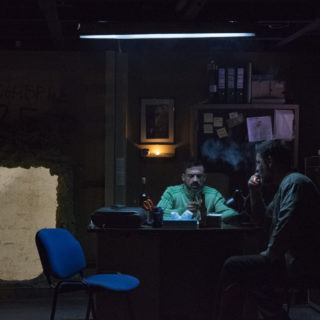 «Άνθρωποι και Ποντίκια»:  Θέατρο που συναρπάζει, στο μαλακό υπογάστριο της πόλης