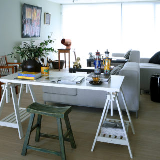 Μέσα στο σπίτι ενός αρχιτέκτονα που θυμίζει επιμέλεια έκθεσης σύγχρονης τέχνης