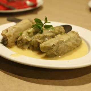 Πού τρώμε αυτούς τους λαχανοντολμάδες; Στη Ζωοδόχο Πηγή, στα Καμίνια, εκεί από το 1944.