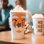 Μύρισε Χριστούγεννα στα Coffee Island με πλούσια δώρα και μοναδικά ροφημάτα