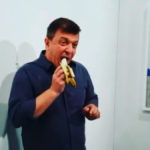 Καλλιτέχνης έφαγε την πολυσυζητημένη μπανάνα-έργο τέχνης 120.000 δολαρίων του Μαουρίτσιο Κατελάν (βίντεο)