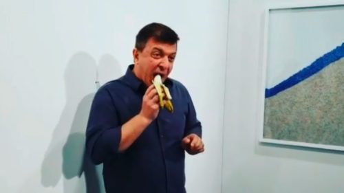 Καλλιτέχνης έφαγε την πολυσυζητημένη μπανάνα-έργο τέχνης 120.000 δολαρίων του Μαουρίτσιο Κατελάν (βίντεο)