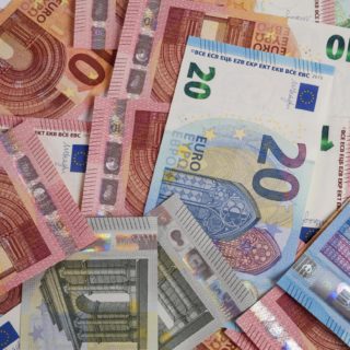 Σε περισσότερους ελεύθερους επαγγελματίες και αυτοαπασχολούμενους επιστήμονες η έκτακτη οικονομική ενίσχυση των 400 ευρώ