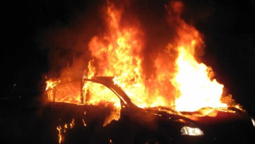 Έβαλαν φωτιά σε επτά αυτοκίνητα στο Κολωνάκι