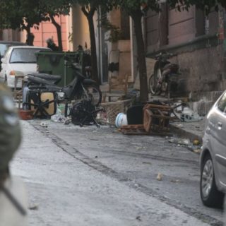 «Είδα τα ΜΑΤ να πατούν το κεφάλι του γιου μου» -Καταγγελία σοκ από πολίτη στο Κουκάκι [ΒΙΝΤΕΟ]