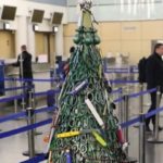Χριστουγεννιάτικο δένδρο από κατασχεθέντα αντικείμενα στο αεροδρόμιο της Λιουμπλιάνα