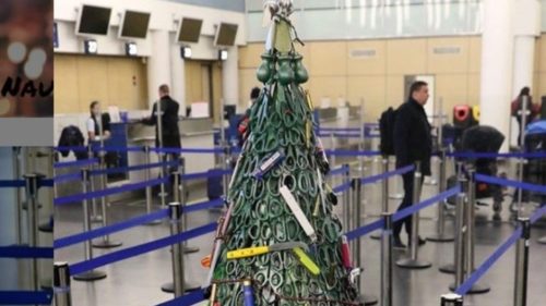 Χριστουγεννιάτικο δένδρο από κατασχεθέντα αντικείμενα στο αεροδρόμιο της Λιουμπλιάνα