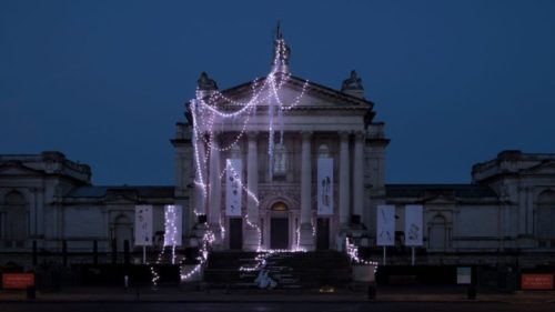 Η χριστουγεννιάτικη πρόσοψη της Tate Britain