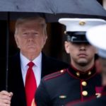 Ικανοποίηση Τραμπ για το νόμο που επιτρέπει τα όπλα σε χώρους λατρείας