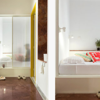 Οι ΜοΥ Studio σχεδίασαν ένα τολμηρό, λειτουργικό διαμέρισμα στην Πλάκα σε μόλις λίγα τετραγωνικά