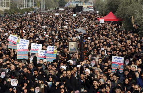 Δεκάδες χιλιάδες διαδηλώνουν στο κέντρο της Τεχεράνης για τη δολοφονία Σουλεϊμανί