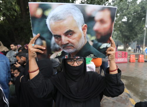 Ιράν: Ο δολοφονημένος Ιρανός στρατηγός Σουλεϊμανί ανάγεται σε εικόνα αντίστασης απέναντι στην Αμερική