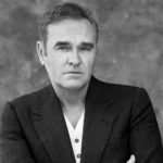 Στο νέο του κομμάτι ο Morrissey αναρωτιέται “Bobby, Don’t You Think They Know?”