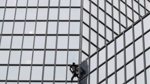 Ο «Γάλλος Spiderman» αναρριχήθηκε στον πύργο Total  για να εκφράσει την αλληλεγγύη του προς τους Γάλλους που απεργούν