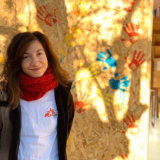 Έλλη Αβραμίδου: «Έμαθα πως η ελπίδα και η ανθρωπιά βρίσκεται μέσα σε μία λασπωμένη σκηνή»