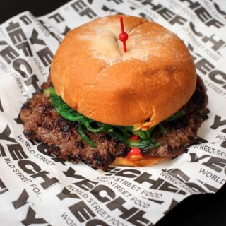 Αυτό το burger θα το βρείτε στο Yechef, το έχει φτιάξει ο Hλίας Σκουλάς και μάλλον πρέπει να το δοκιμάσετε