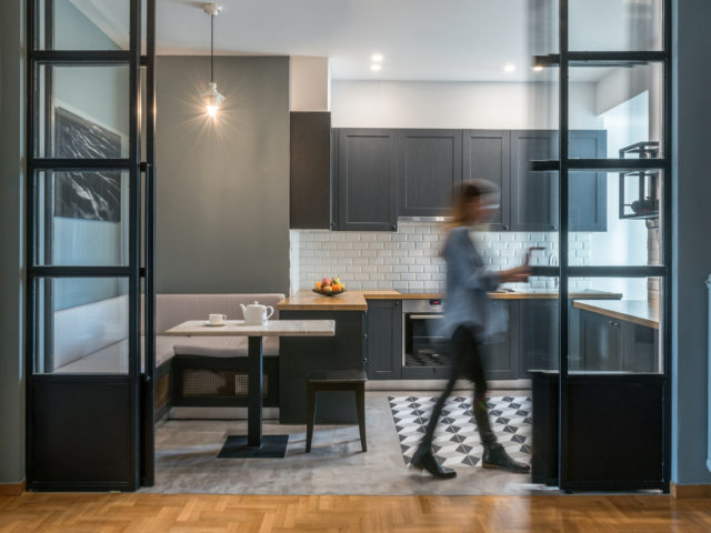 Στον τελευταίο όροφο μιας αθηναϊκής πολυκατοικίας του ’70, οι Micromega δημιούργησαν μια σύγχρονη κατοικία