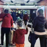 Νέος Κοροναϊός: Πανικός – Φορούν σακούλες και μπουκάλια για προστασία [ΕΙΚΟΝΕΣ]