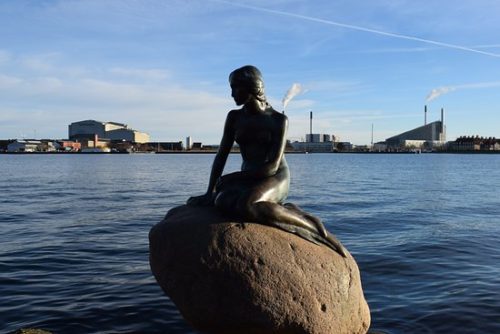 Δανία: Άγνωστοι βανδάλισαν ξανά το άγαλμα της Μικρής Γοργόνας