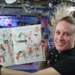 Αστροναύτες στο διάστημα διαβάζουν σε μικρά παιδάκια για να κοιμηθούν