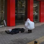 Ένας άνδρας βρισκόταν νεκρός επί ώρες σε πεζοδρόμιο της Ουχάν