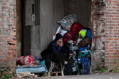 Επτά στους δέκα Έλληνες κοντά στο όριο της φτώχειας