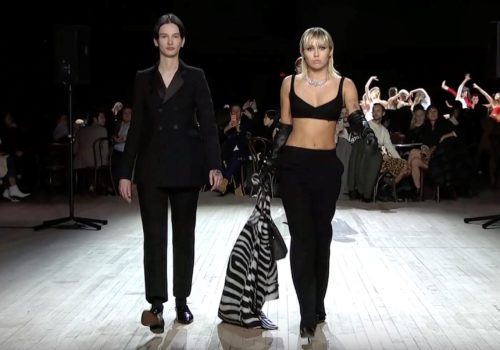 Η Μάιλι Σάιρους συμμετείχε στην επίδειξη μόδας του Marc Jacobs στη Νέα Υόρκη