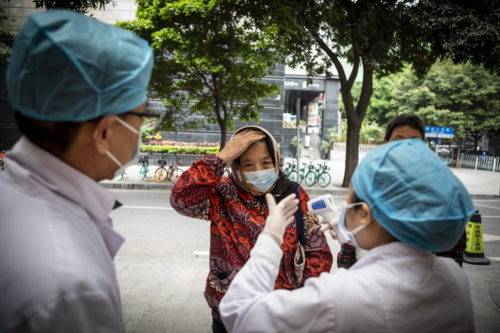 Νέος κοροναϊός: Εξαντλημένοι οι γιατροί στην Ουχάν. Φοράνε πάνες, γιατί δεν προλαβαίνουν να κάνουν διάλειμμα
