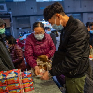 Νέος κοροναϊός: Χαρτί υγείας αγοράζουν σε τεράστιες ποσότητες οι πανικόβλητοι καταναλωτές στο Χονγκ Κονγκ