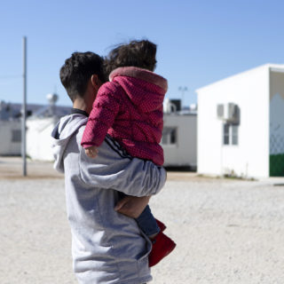 Πάγωσαν οι επιτάξεις εκτάσεων στα νησιά για τη δημιουργία των κλειστών κέντρων προσφύγων